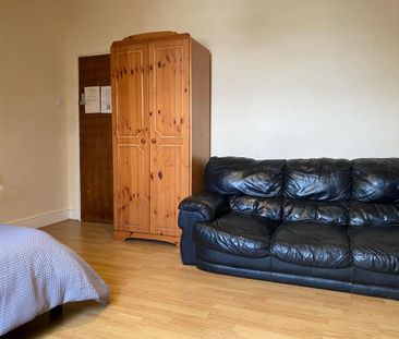1 bedroom in a house share to rent - Photo 3