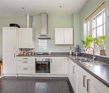 Beautiful top floor two bedroom apartment in Winchester Village. - Photo 6