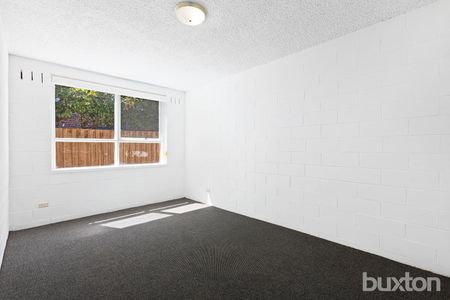 Renovated, Spacious Ground Floor 2 Bedroom Apartment! - Photo 2