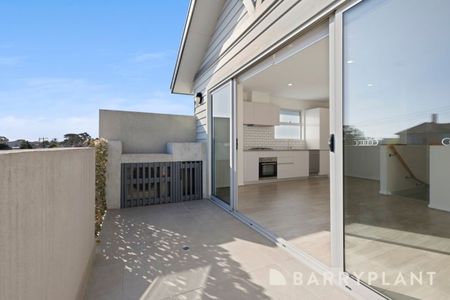 Modern Bayside Living in Heart of Mordialloc! - Photo 3