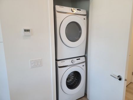 Downtown 2nd Floor Luxury 2 Bdrm * Pets - Photo 2