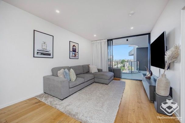 Contemporary 2-Bedroom Apartment with stunning Broadwater Views - Photo 1