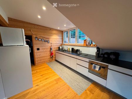 Charmante 2.5-Zimmer-Dachwohnung mit Bergpanorama in Klosters - Photo 3