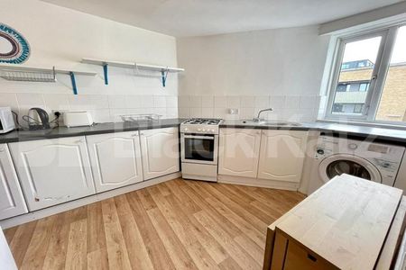 recently redecorated three double bedroomed apartment is set on the second floo - Photo 4