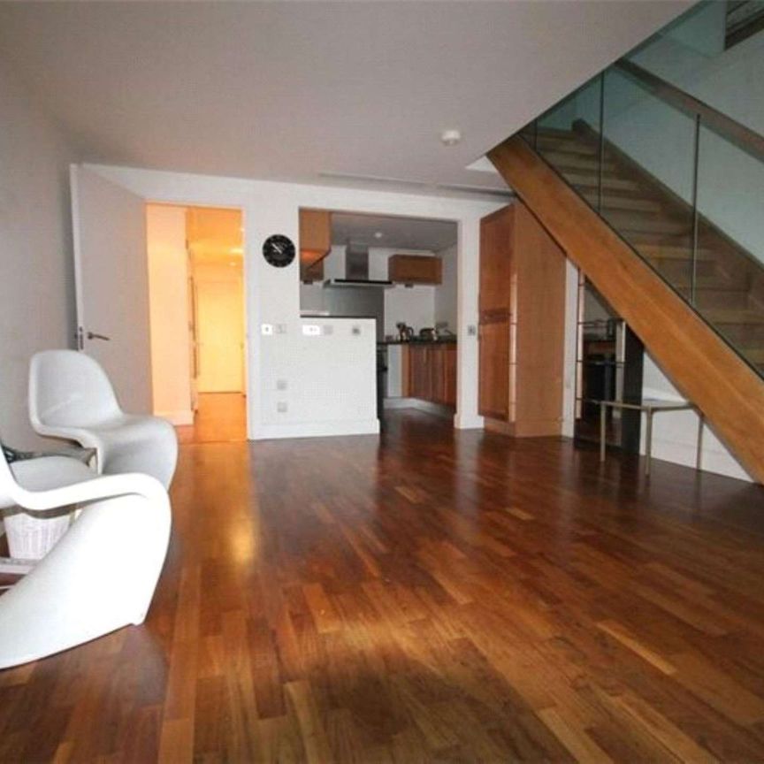 Split level apartment with Canary Wharf and Dock views. - Photo 1