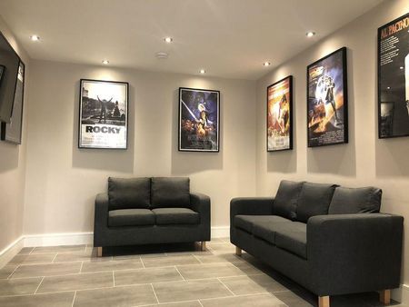 1 bedroom in a house share to rent - Photo 2