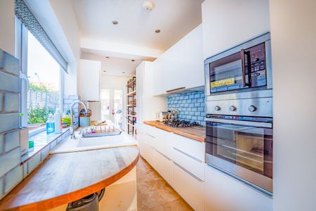 Rosebery Avenue - Photo 5