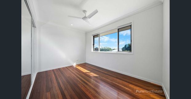 Freshly Renovated 2 - Bedroom Unit in a Prime Greenslopes Location - Photo 1