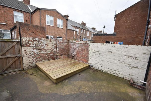 2 bedroom property to rent - Photo 1