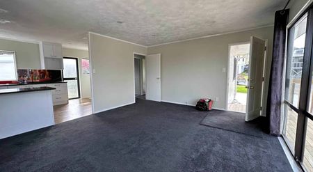 Prime location - Prime living! - Photo 3