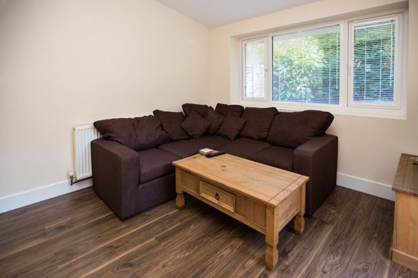 PREMIER Student House Winton - Photo 1