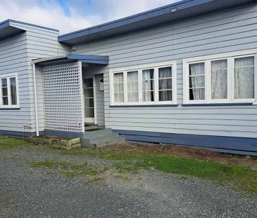 2 bedroom central with added storage rooms! - Photo 2