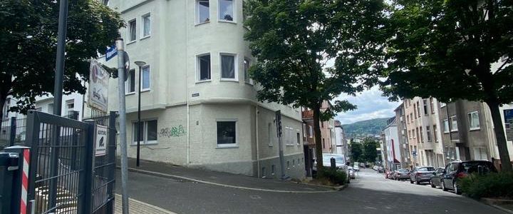 *NEU* RENOVIERTE 4 Zimmer Wohnung im 3.OG mit Balkon zu vermieten in Adolfstraße - Foto 1