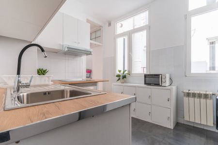 Room with a balcony in Redondilla Street - Photo 2