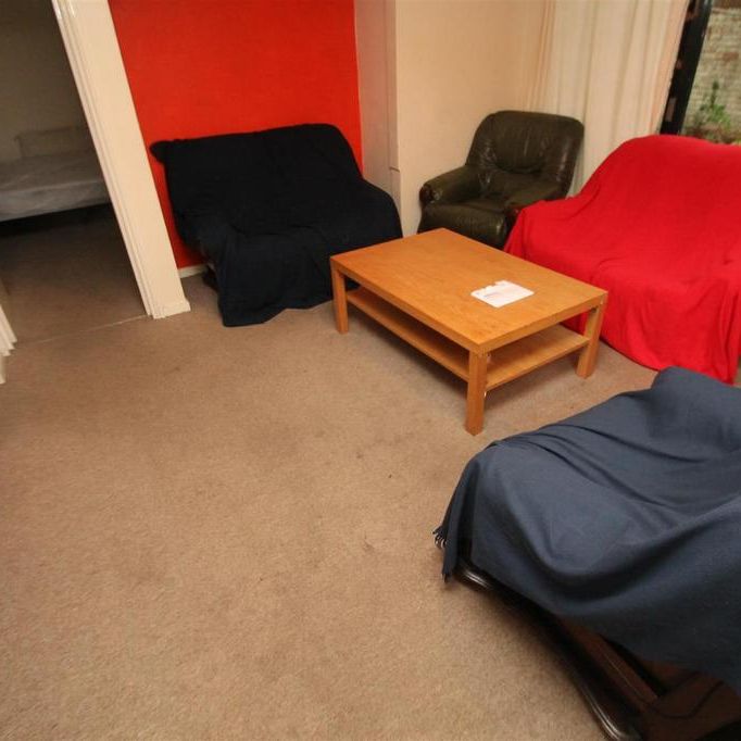 4 bedroom end of terrace house to rent - Photo 1