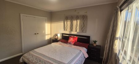 3 Bedroom double bathroom Centralised heat/cool - Photo 5