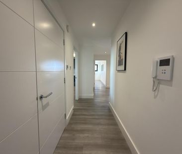 3 bedroom flat to rent - Photo 4