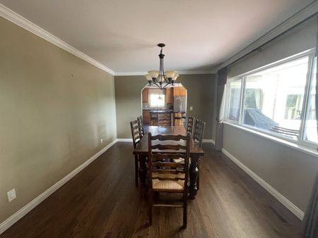 Spacious Renovated 4-Bedroom Home in The Glens and Semiahmoo Catchment – Walk to Top Schools, Beach, and Sports Hub - Photo 5