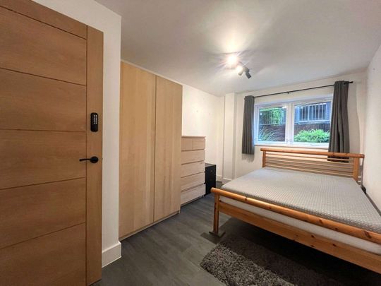 AVAILABLE NOW! Fully Furnished Two Double Bedroom Apartment in the Rope Works development. - Photo 1