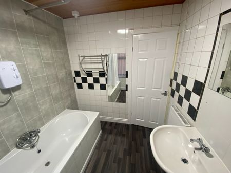 3 Bed Terraced House, Longroyd View, LS11 - Photo 4