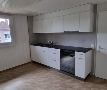 Renovierte 2.5-Zimmer-Dachwohnung mit Seeblick in Murten - Photo 2