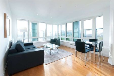 A very good furnished 7th floor with lift apartment with far reaching views across London. - Photo 4