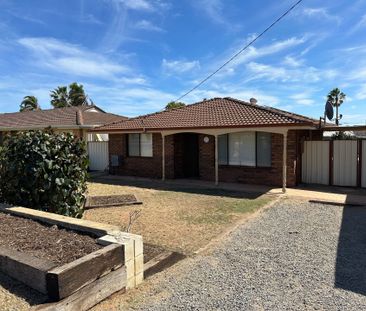 Family home with large shed! - Photo 1
