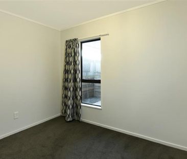 Modern unit close to town and hospital! - Photo 2