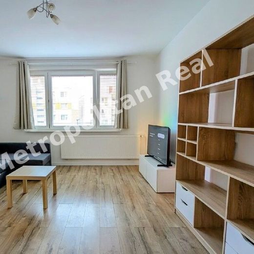 Zariadený 2,5 izbový byt s loggiou orientovaný do pokojnej časti sídliska - Photo 1