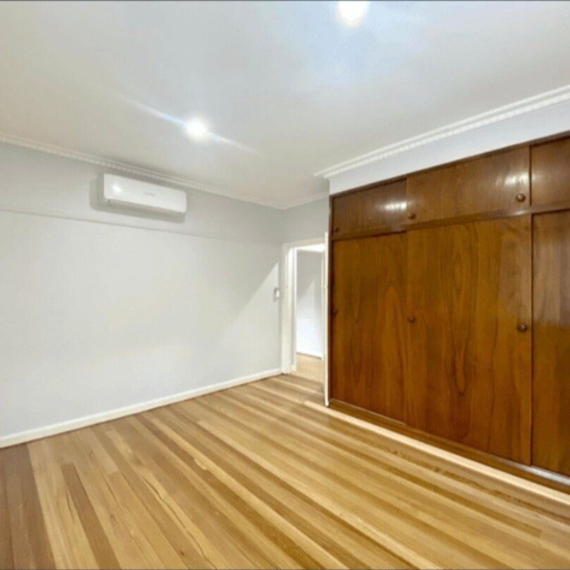 Cheltenham - Photo 1