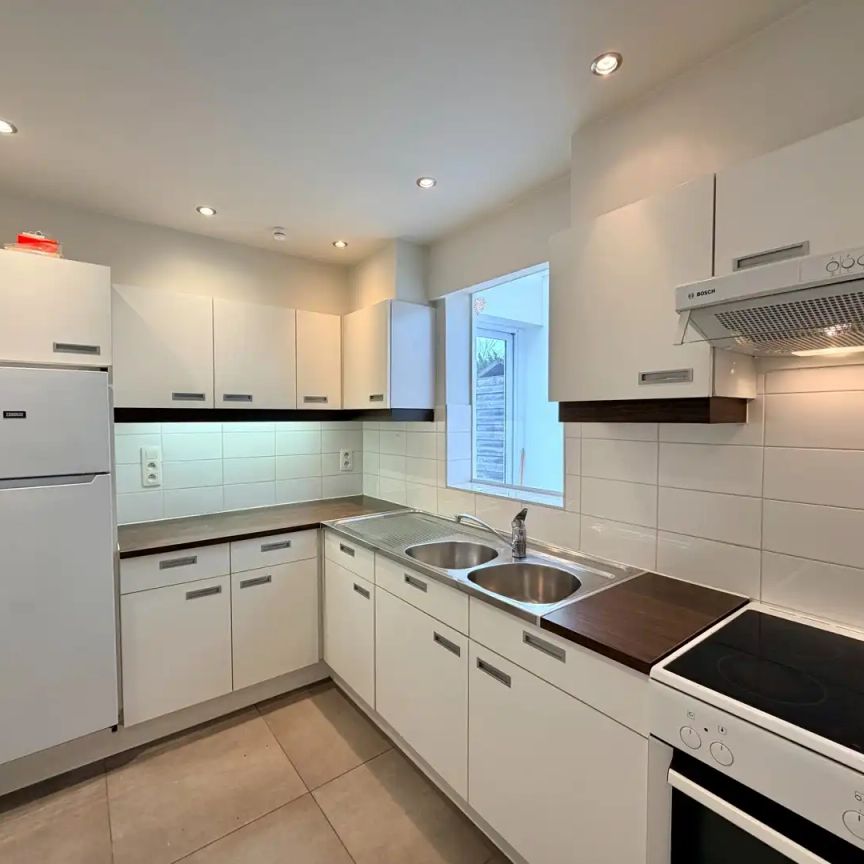 Instapklare woning met 2 slaapkamers en diepe tuin te Roeselare! - Foto 1