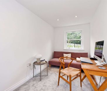 A ground floor two bedroom apartment in a newly converted gated dev... - Photo 2