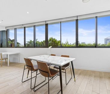 Spacious FULL Furnished Apartment With Water View! - Photo 4