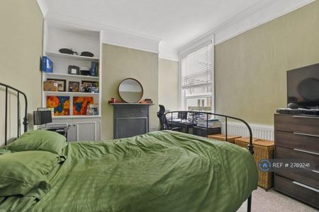 1 bedroom in a flat share to rent - Photo 2