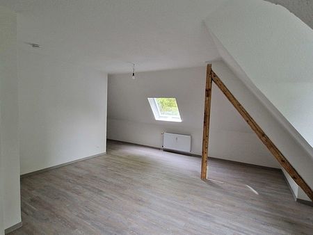Wohn(t)raum: günstige 1,5-Zimmer-Dachgeschosswohnung in modernisiertem 3-Familienhaus - Foto 2