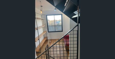 Huge 2 bed/2 bath plus study/library or extra living vertical house - Photo 3