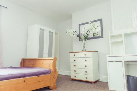 4 bedroom end of terrace house to rent - Photo 4