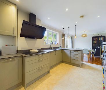 4 bedroom semi-detached house to rent - Photo 6