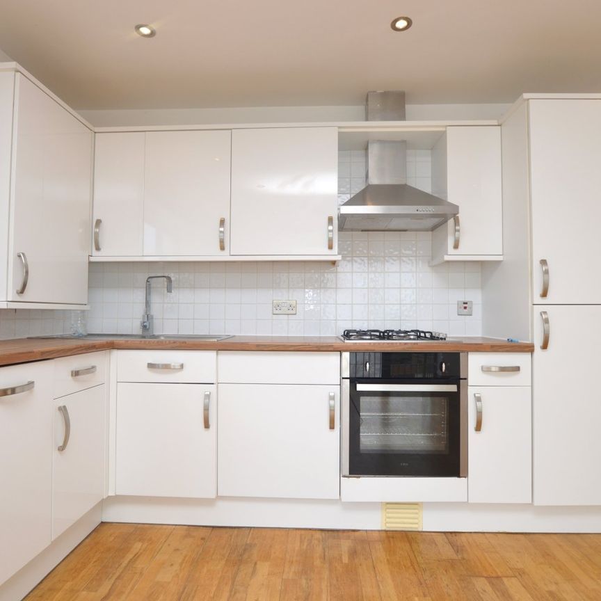 Flat to rent - Brent Road, London, SE18 - Photo 1