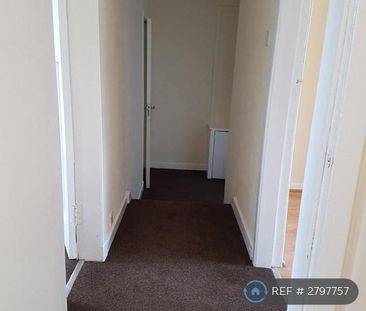 3 bedroom flat to rent - Photo 2