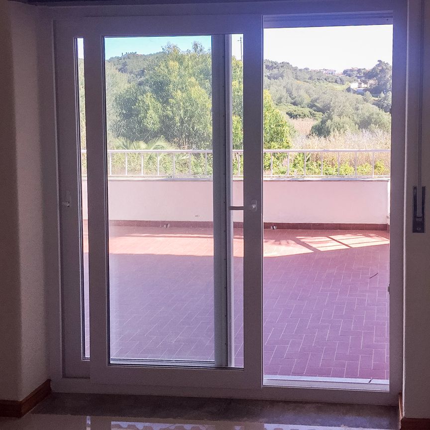 Spacious 3-bed home with garden & pool in quiet Guincho area - Photo 1