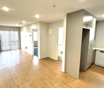 RARE MODERN PENTHOUSE- SPACIOUS & CENTRAL - Photo 2