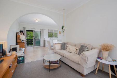 3-BEDROOM COTTAGE WITH STUNNING LAKE AND BUSHLAND VIEWS - Photo 3