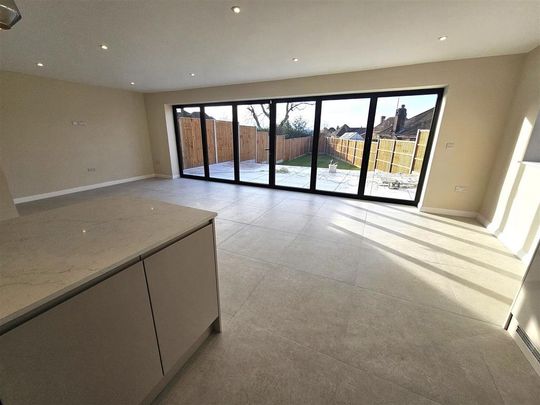4 bedroom detached house to rent - Photo 1