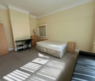 Flat to rent on - Photo 2