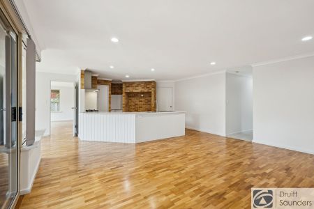 Beautiful Family Home in Sought-After Location HOME OPEN SATURDAY 06 DECEMBER AT 10.30AM SHARP! - Photo 2