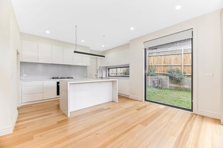 1 Pointside Court, Glen Waverley - Photo 2