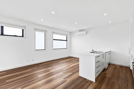 Stylish 4 Bedroom Home - Photo 3