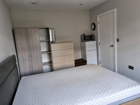 1 bedroom in a house share to rent - Photo 3