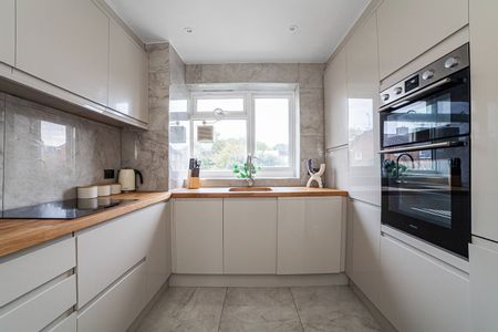 3 Bed Flat, Morris Gardens, SW18 - Photo 2